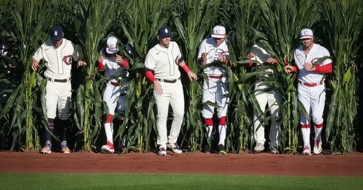 Smyly stars as Cubs beat Reds in 2nd 'Field of Dreams' game