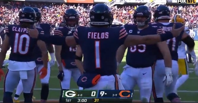 He's baaaaack — Justin Fields runs for 56-yard TD vs. Packers - Chicago  Sun-Times